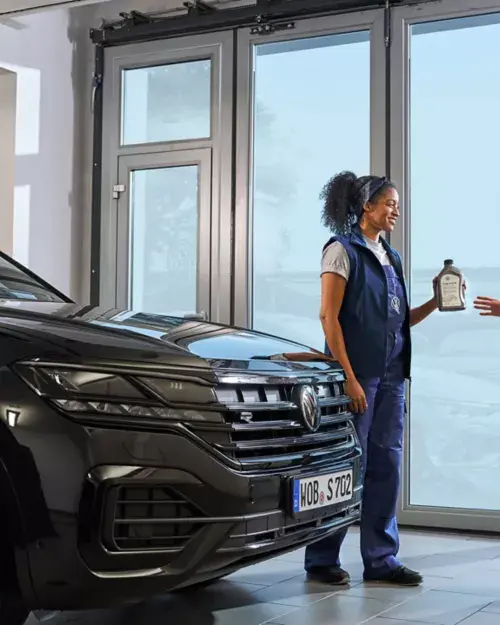 Servicio oficial Volkswagen entregando productos de mantenimiento