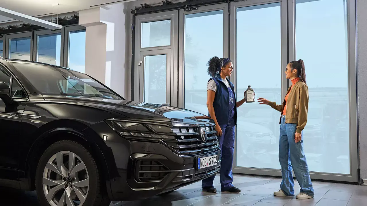 Servicio oficial Volkswagen entregando productos de mantenimiento